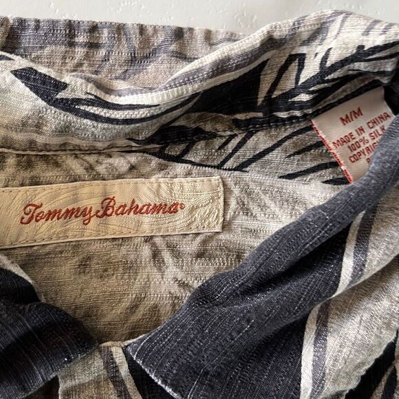 Tommy Bahama Silk Tropical Leafy Pattern Button Up Sz. M - Picture 2 of 9
